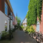 Courtyard House Near Center And Beach